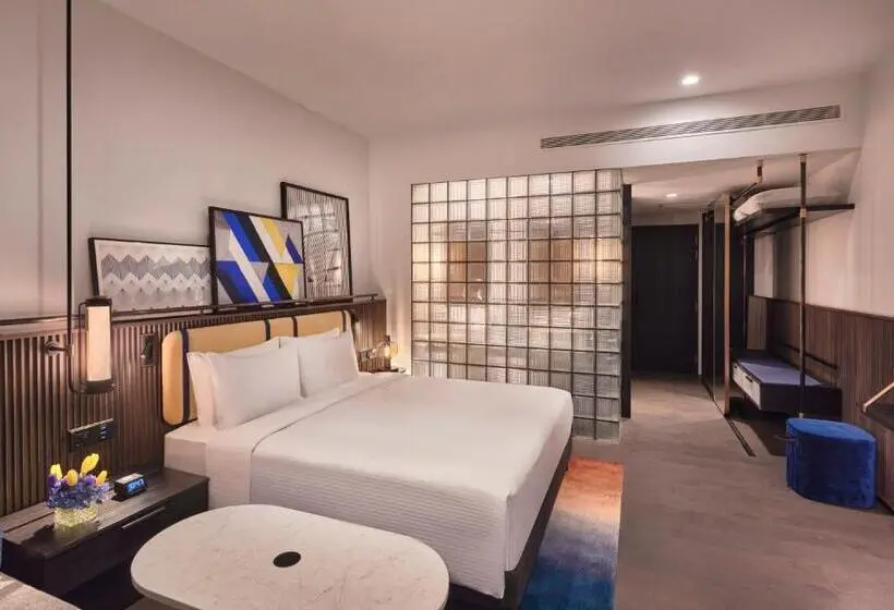 Club Room King Bed, Pullman Singapore Orchard