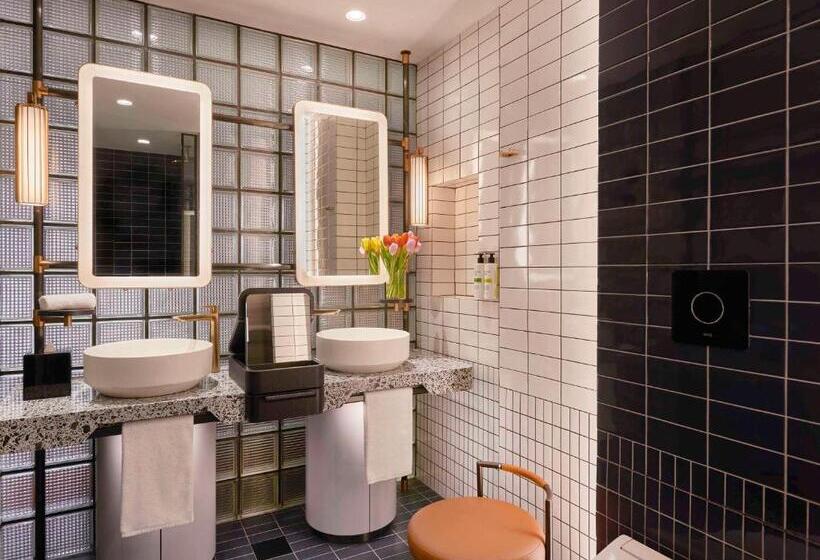 Club Room King Bed, Pullman Singapore Orchard