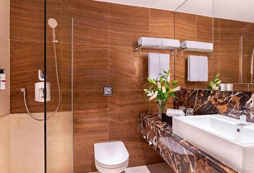 Classic Room Queen Bed, Pullman Singapore Orchard