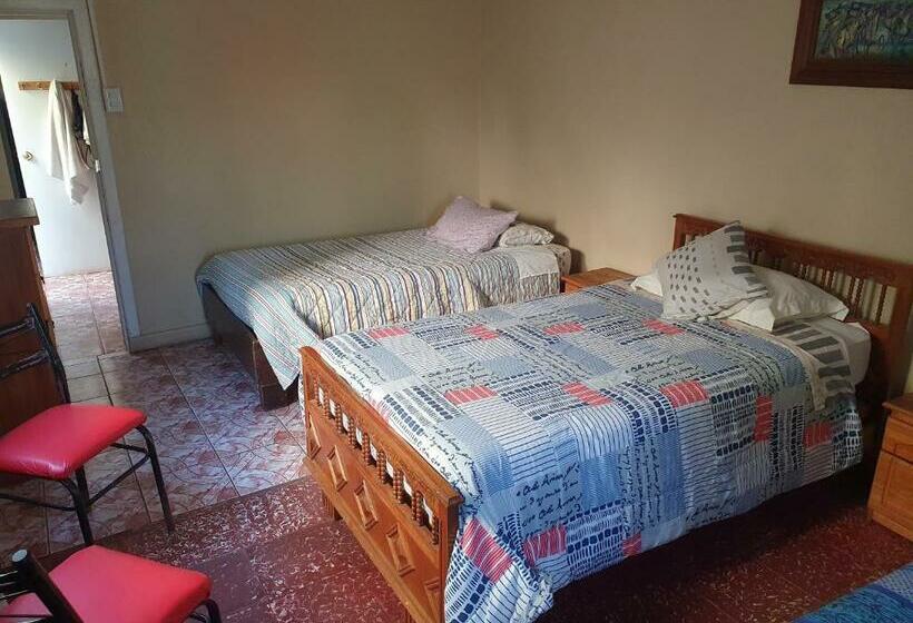 غرفة قياسية ثلاثية, Laura Hostal