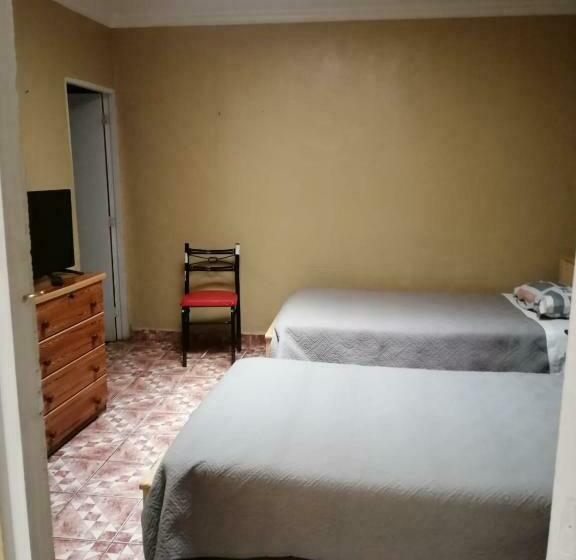 غرفة قياسية, Laura Hostal