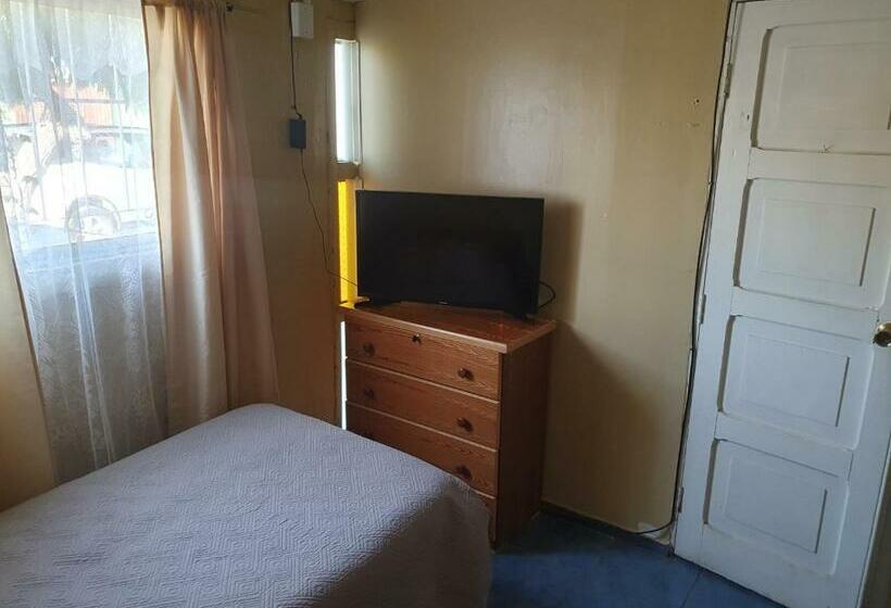 غرفة قياسية, Laura Hostal