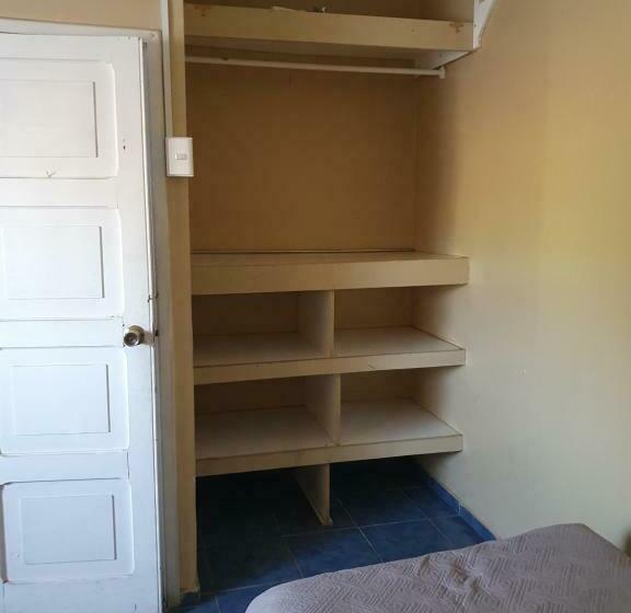 غرفة قياسية, Laura Hostal