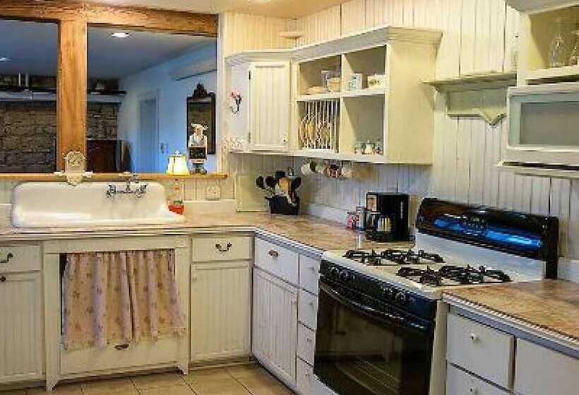 غرفة سوبيريور ثلاثية, Alexander Mansion Bed & Breakfast