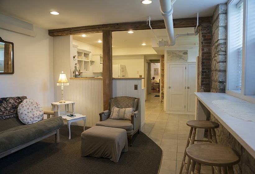 غرفة سوبيريور ثلاثية, Alexander Mansion Bed & Breakfast