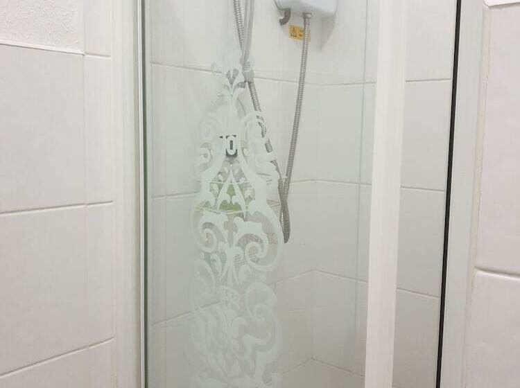 اتاق خانوادگی, Waters Edge