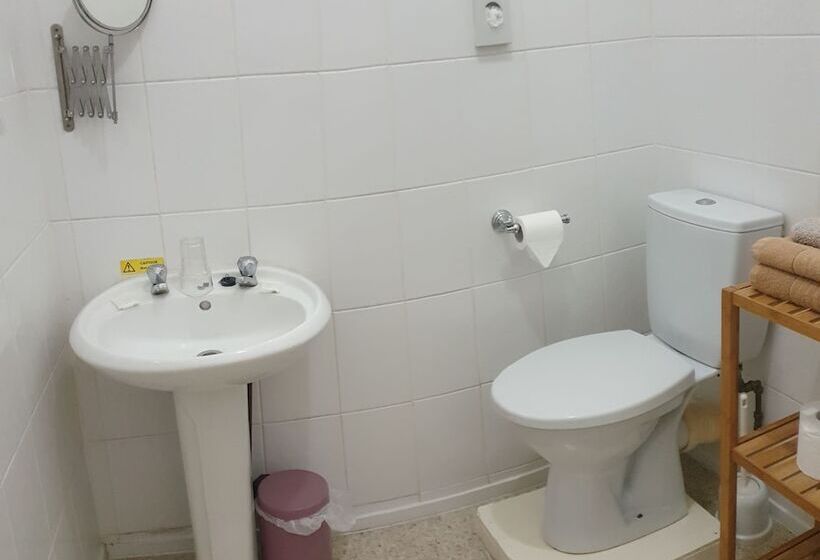 اتاق خانوادگی, Waters Edge