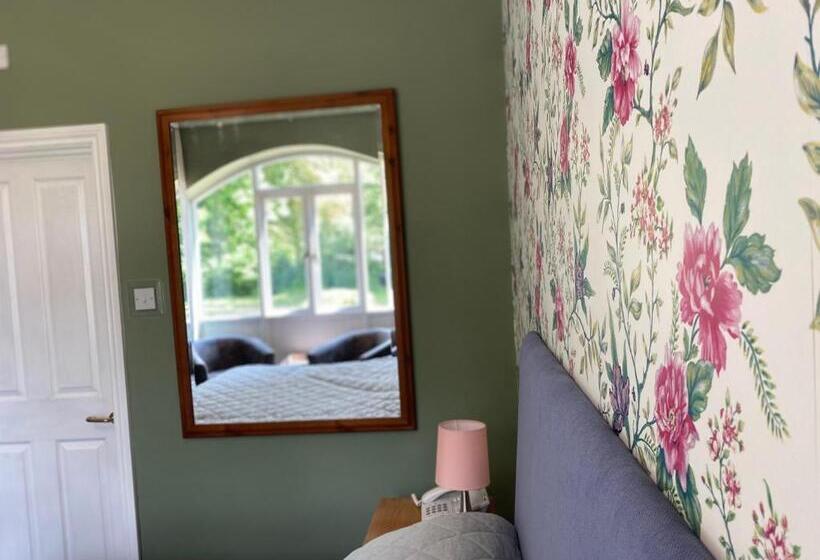 غرفة قياسية لذوى الاحتياجات الخاصة, Broom Hall Country