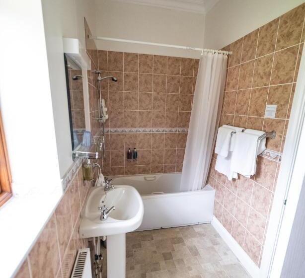 غرفة قياسية لذوى الاحتياجات الخاصة, Broom Hall Country