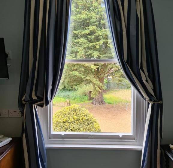 غرفة عائلية, Broom Hall Country