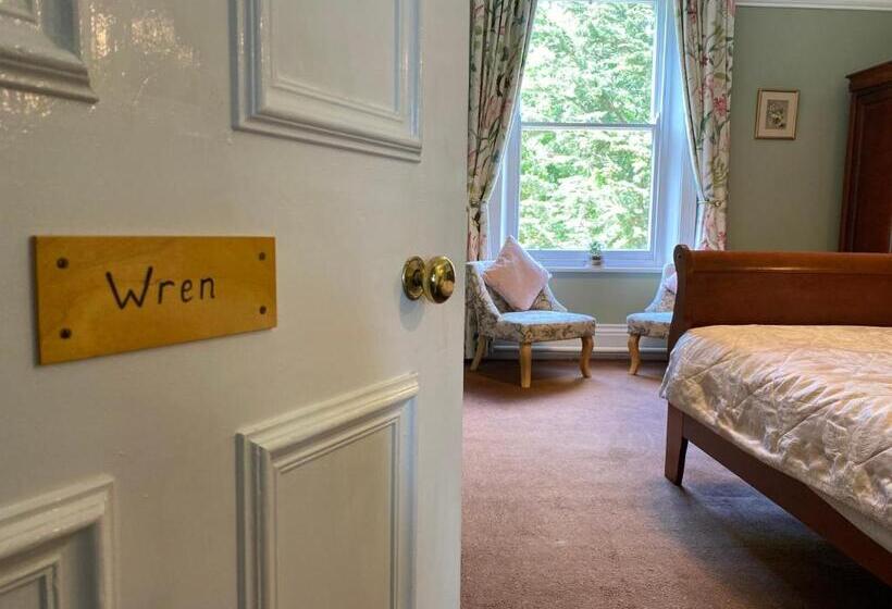 غرفة عائلية, Broom Hall Country