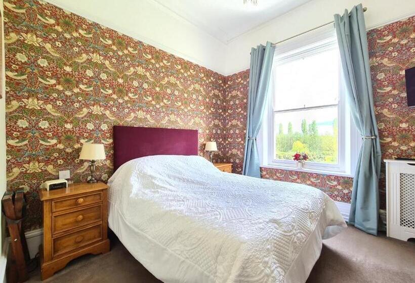 غرفة عائلية, Broom Hall Country