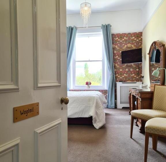 غرفة عائلية, Broom Hall Country