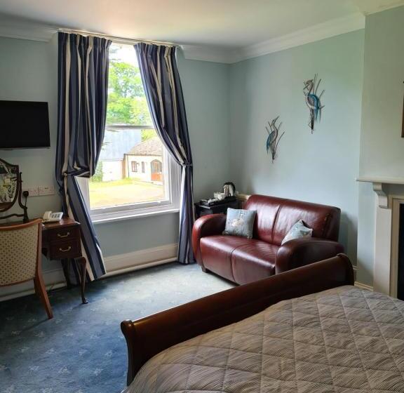 غرفة عائلية, Broom Hall Country