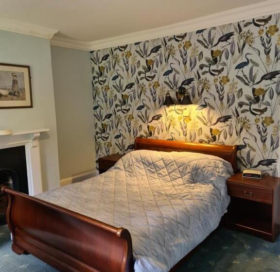 غرفة عائلية, Broom Hall Country