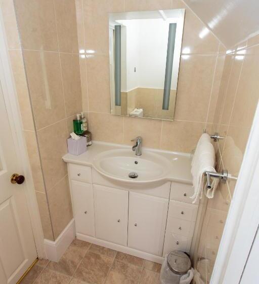 غرفة عائلية, Broom Hall Country