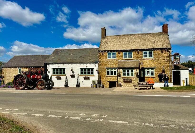 غرفة قياسية, The Gate Hangs High