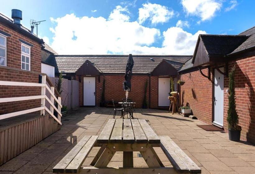 غرفة قياسية, The Gate Hangs High