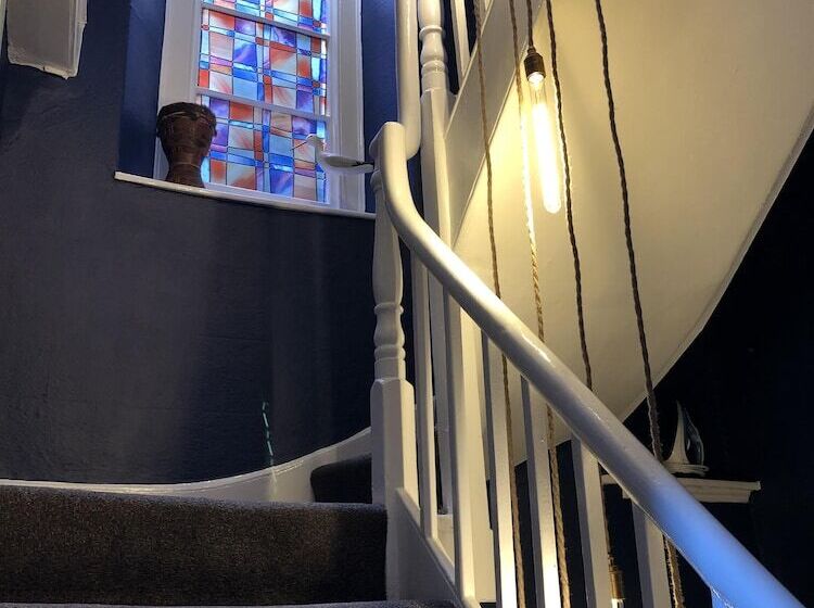 اتاق استاندارد, The Ship In Dock Inn