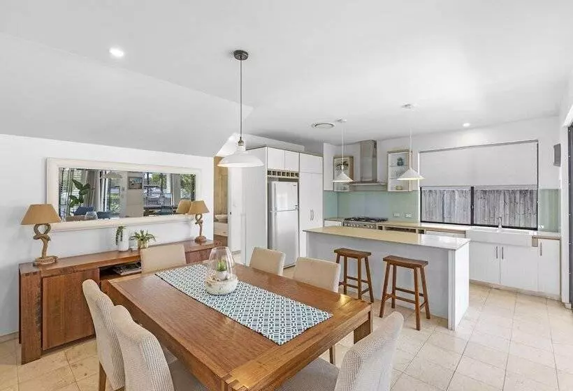 Deluxe-villa 3 Makuuhuonetta, Noosa Village River Resort