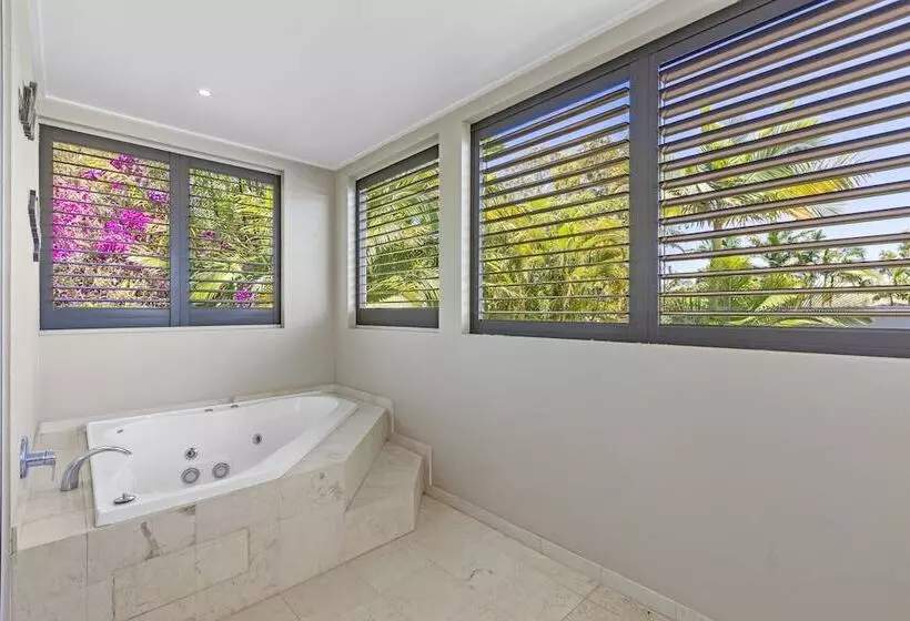 Deluxe-villa 3 Makuuhuonetta, Noosa Village River Resort