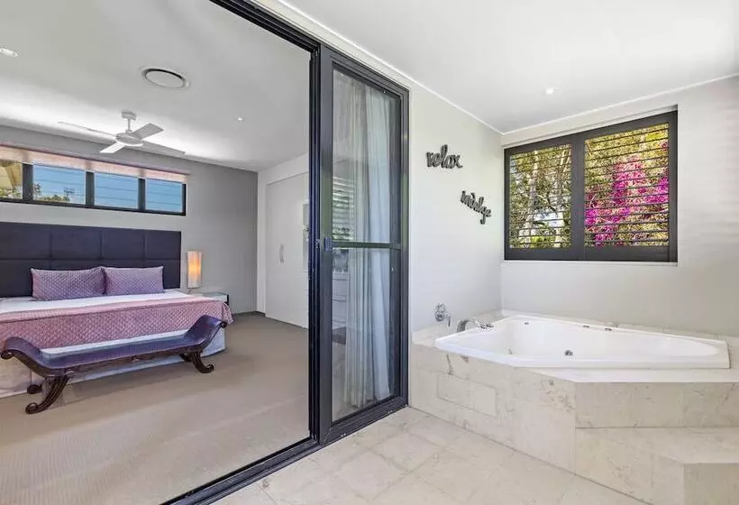 Deluxe-villa 3 Makuuhuonetta, Noosa Village River Resort