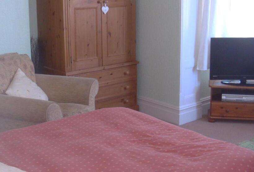 غرفة قياسية ثلاثية, Harlequin Guest House With Parking