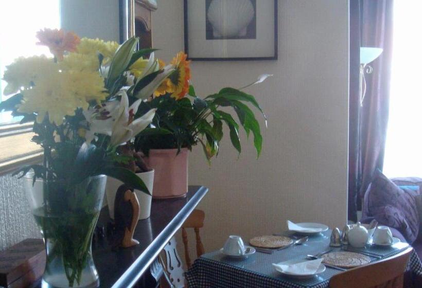 غرفة عائلية, Harlequin Guest House With Parking