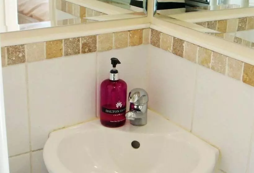 Standard-huone, Harlequin Guest House With Parking
