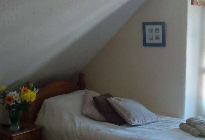 غرفة قياسية ثلاثية, Harlequin Guest House With Parking