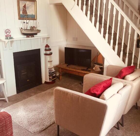 خانه 2 خوابه, The Wheelhouse