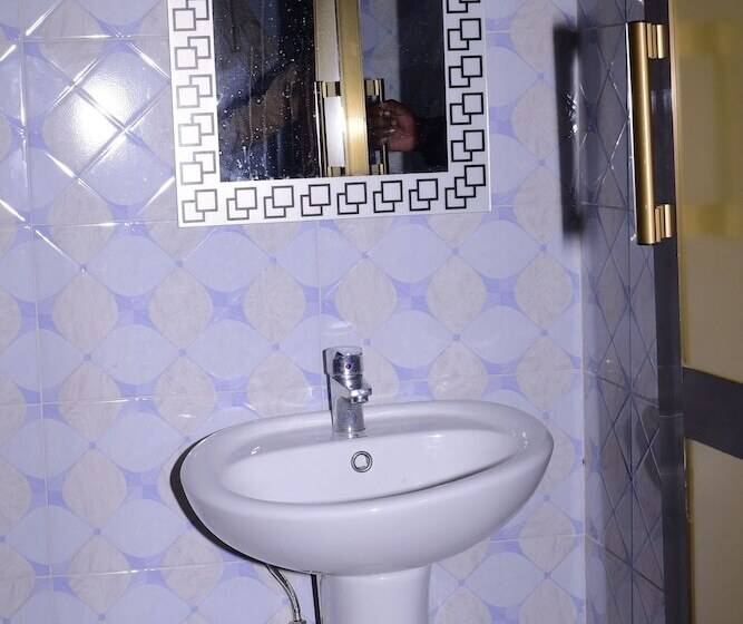 이코노미 룸, Safari Park House