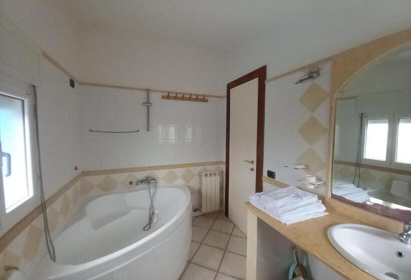 غرفة قياسية مطلّة علي حمام السباحة, Villa Acquamarina