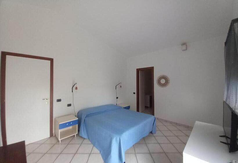 غرفة قياسية مطلّة علي حمام السباحة, Villa Acquamarina