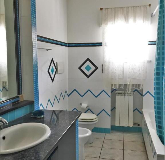 غرفة قياسية مطلّة علي حمام السباحة, Villa Acquamarina