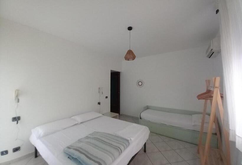 غرفة قياسية مطلّة علي حمام السباحة, Villa Acquamarina