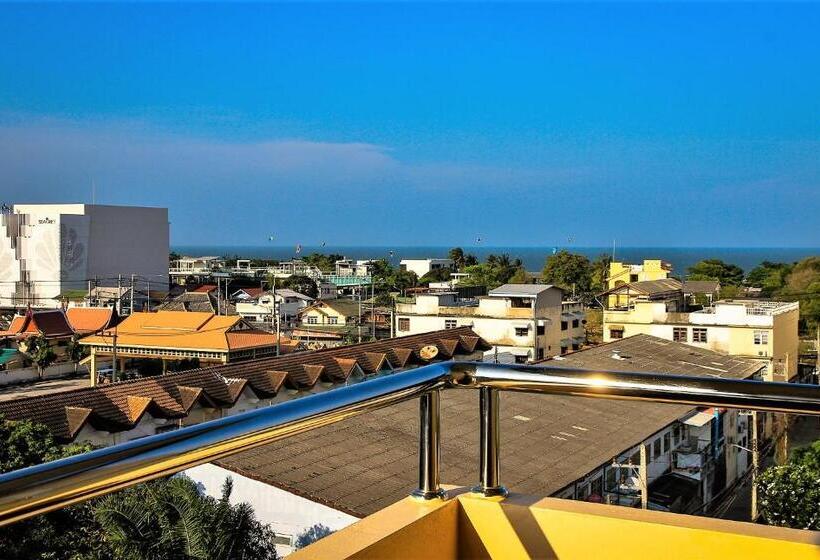 חדר דלוקס עם מרפסת נוף לים, Sky Villa Hua Hin Guesthouse   Adults Only