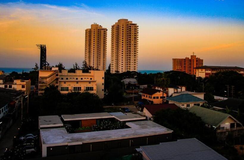 חדר דלוקס עם מרפסת נוף לים, Sky Villa Hua Hin Guesthouse   Adults Only