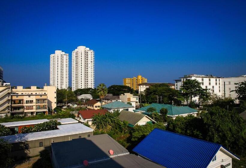 חדר דלוקס עם מרפסת, Sky Villa Hua Hin Guesthouse   Adults Only