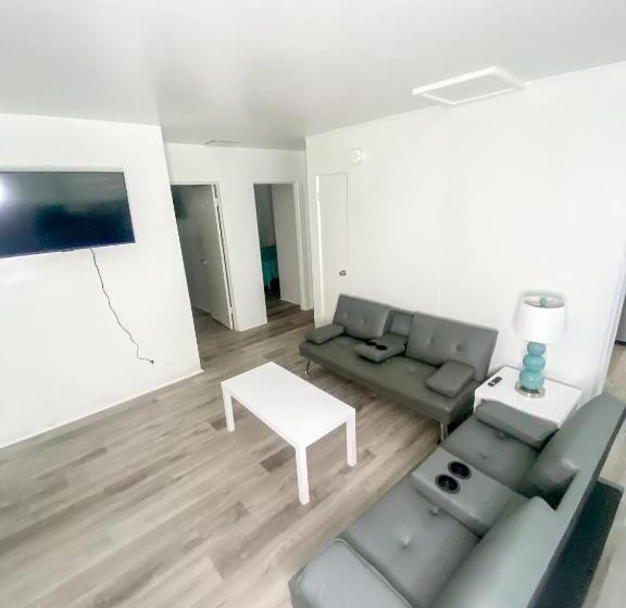 جناح غرفتين نوم, Uptown Inn & Suites