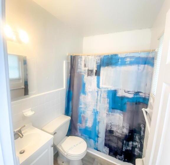 جناح غرفتين نوم, Uptown Inn & Suites