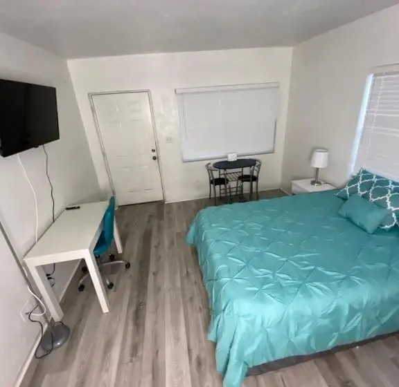 デラックススタジオ, Uptown Inn & Suites