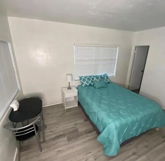 デラックススタジオ, Uptown Inn & Suites