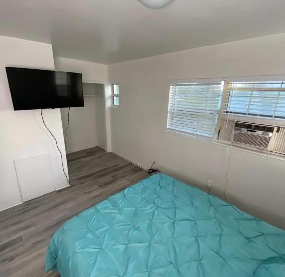 شقة غرفة واحدة, Uptown Inn & Suites