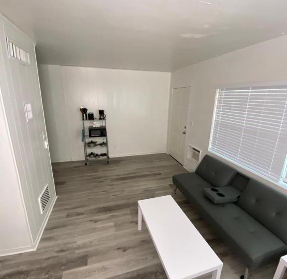 شقة غرفة واحدة, Uptown Inn & Suites