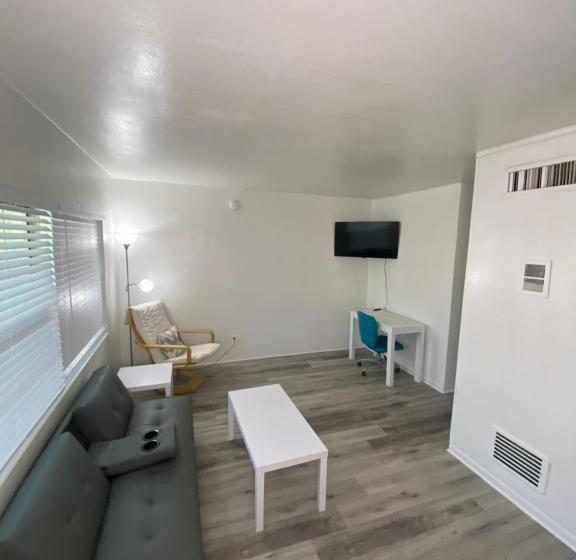 شقة غرفة واحدة, Uptown Inn & Suites