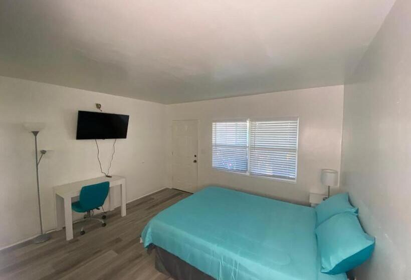 Студия Deluxe, Uptown Inn & Suites