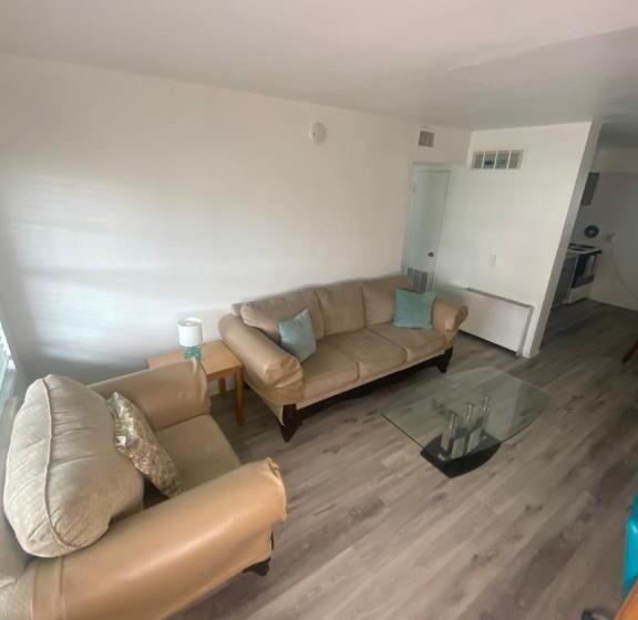 جناح غرفتين نوم, Uptown Inn & Suites