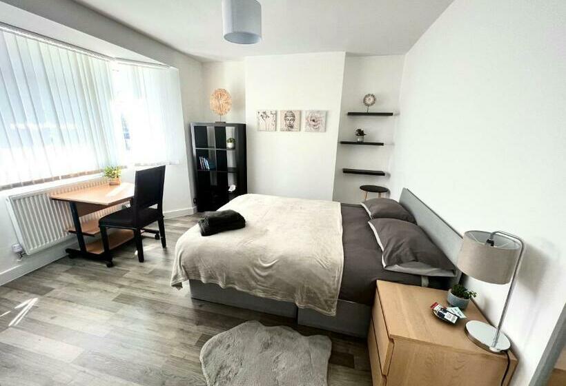 غرفة قياسية, Modern Double Room With Fire Tv