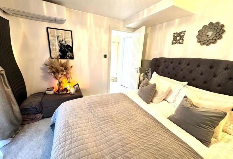 غرفة قياسية, Modern Double Room With Fire Tv